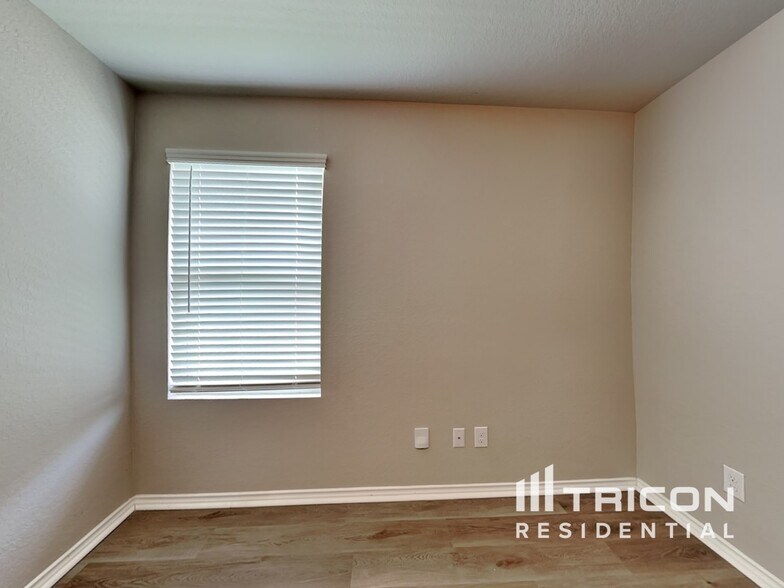 Building Photo - 9802 Marbach Brk