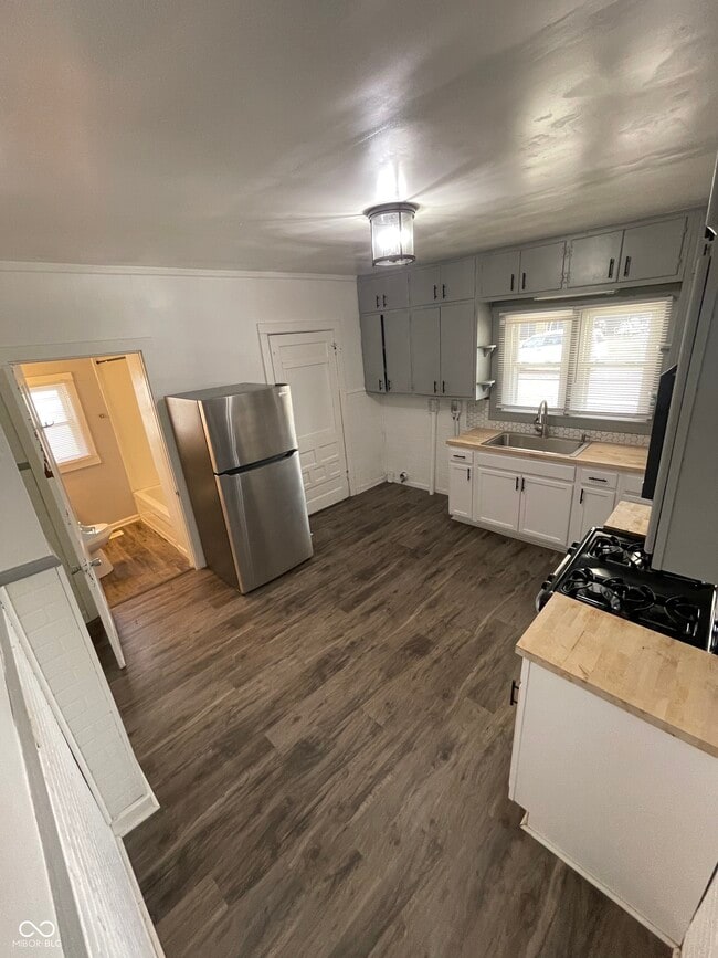 Building Photo - 93 S 5th Ave