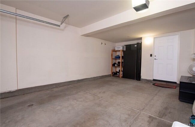 Building Photo - 928 Lilac Ln