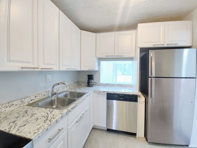 Building Photo - Renovated 2 Bed, 2 Bath Gem in Versailles ...