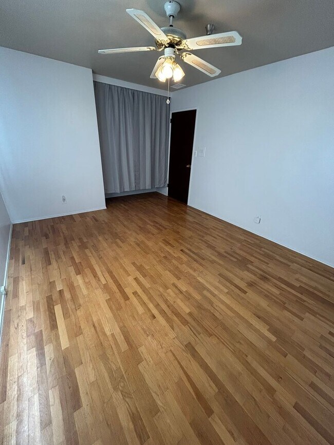 Building Photo - Cozy 2-Bedroom Duplex with Fireplace & Sunroom in Vista – Don’t Miss Out!