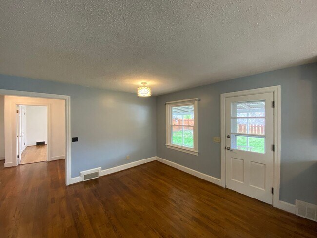 Building Photo - 4025 Robinhood Rd
