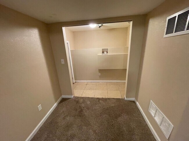 Building Photo - 616 Zion Dr