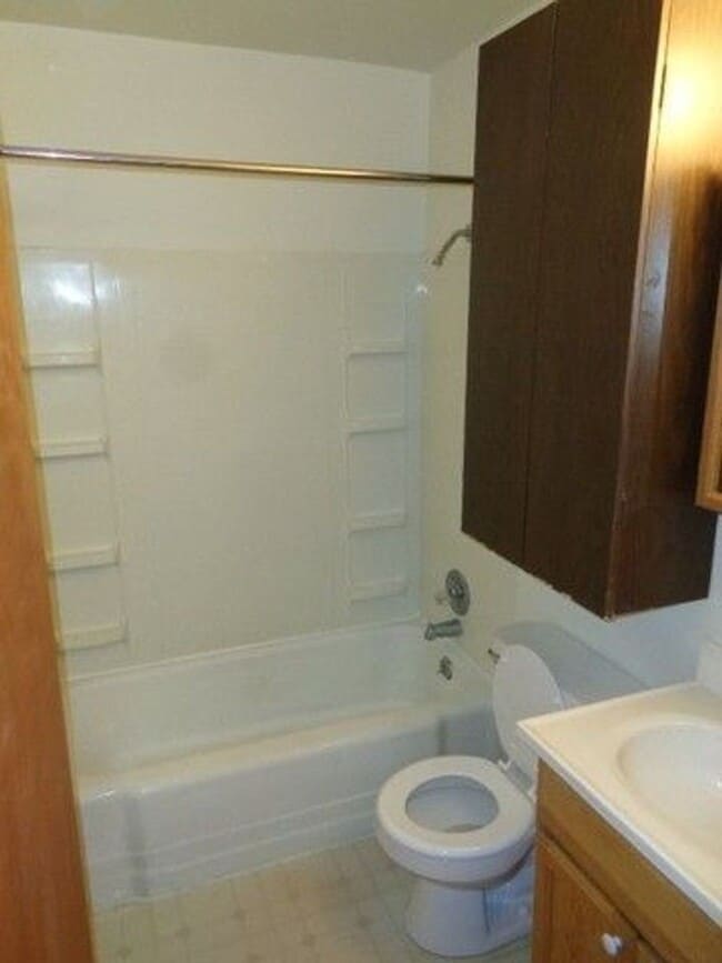 Building Photo - 1405 Holly Hill Dr