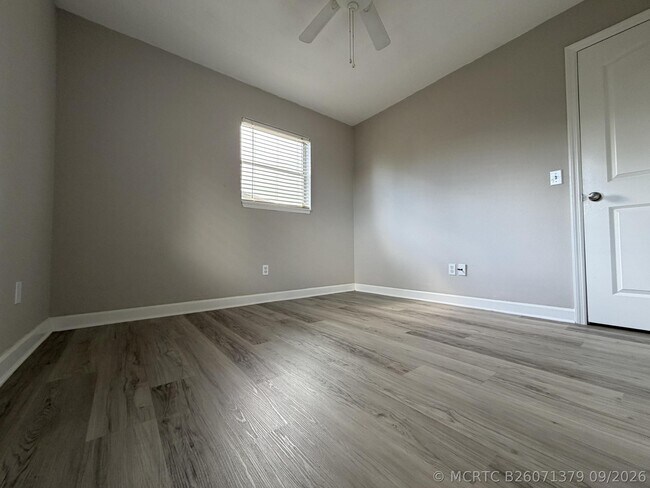 Building Photo - 1633 SE Arapaho Ave