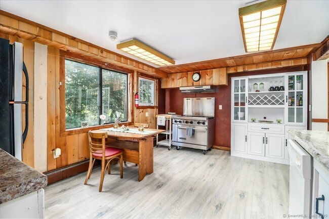Building Photo - 155 Squash Hollow Rd