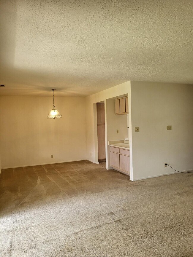 Building Photo - 827 Country Club Dr SE