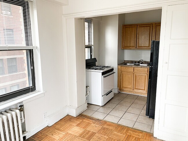 Building Photo - 8925 E Jefferson Ave