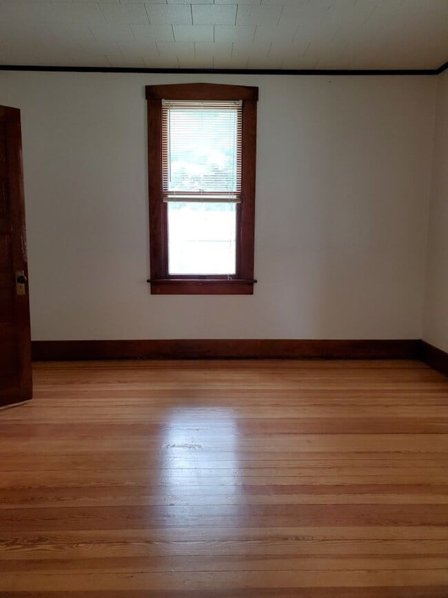 Building Photo - Beautiful 2 Bed 1 Bath Home