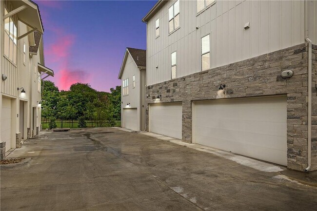 Building Photo - 2624 Metcalfe Rd