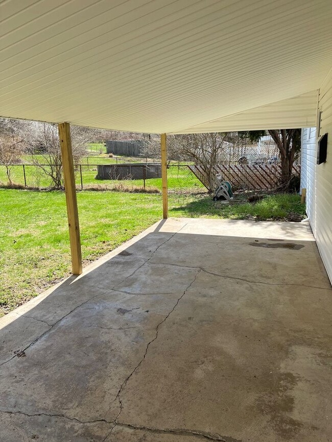 Building Photo - Entirely Remodeled 3 Bedroom, 1 Bathroom i...