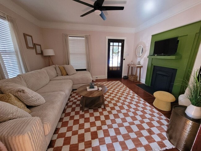 Building Photo - Charming 2 Bed/1 Bath Bungalow Style Home ...