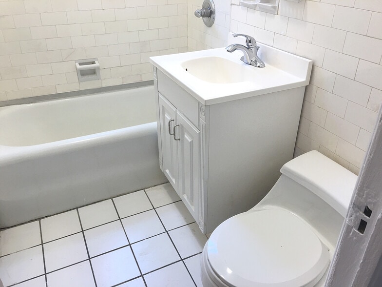 bathroom close up - 2608 14th St