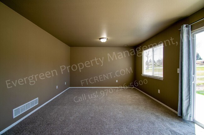 Building Photo - 3 bed, 3 bath Corner Lot in the Maple Hill...