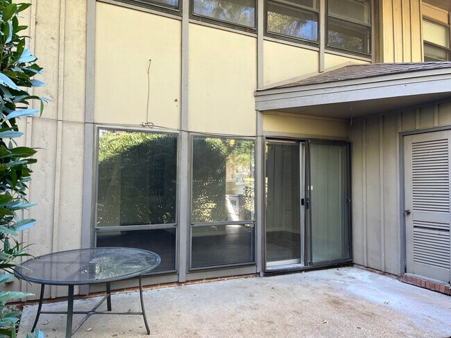 Building Photo - 2307 Colony Dr SW