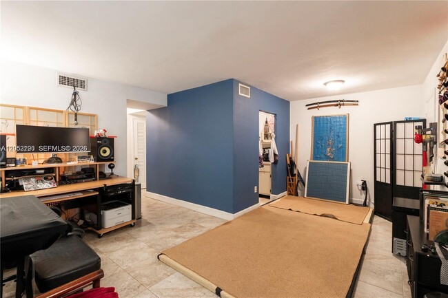 Building Photo - 9490 SW 77th Ave