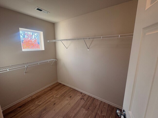 Building Photo - Well Maintained Spacious 4 BD Home with Granite Countertops, Hardwood Floors, High Ceilings, Grea...