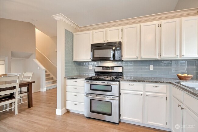 Building Photo - Well Maintained 3 Bed 2.5 Bath for Rent!