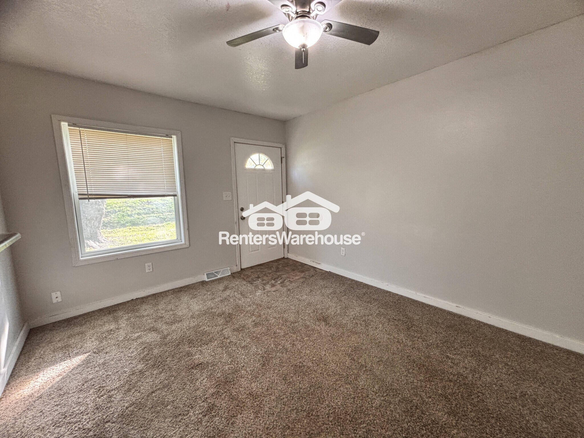 Building Photo - 904 Luster Ln