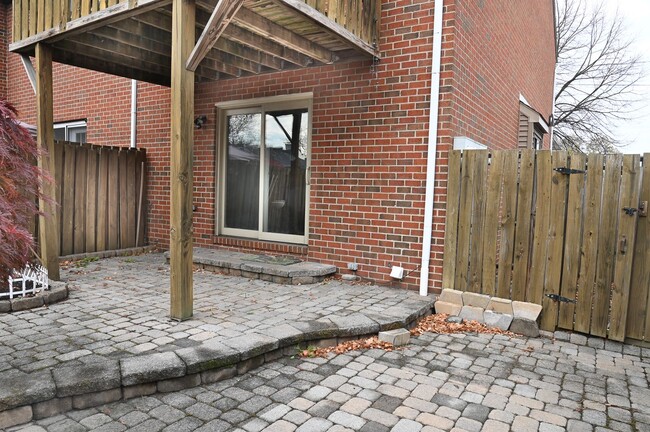 Building Photo - Charming Townhouse on Verbeke St