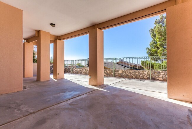 Building Photo - Amazing Tri-Level Westside Rental Home w/ ...