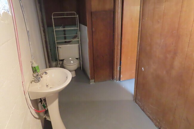 Building Photo - 1121 Fairwood Ave