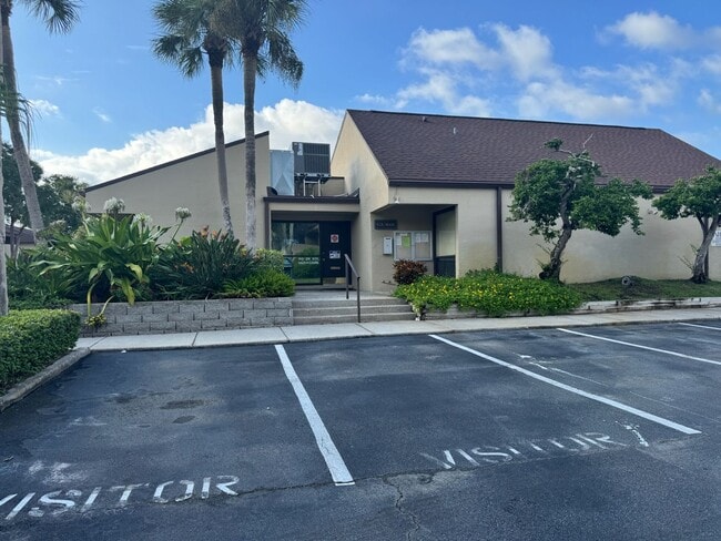 Building Photo - 3 BR / 2 BA Ground-Floor Condo | Screened ...