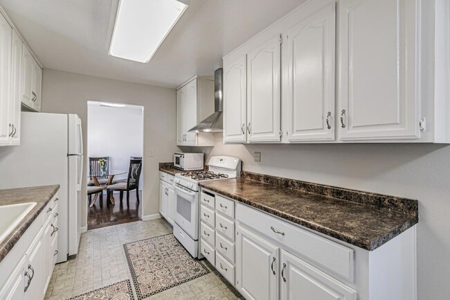 Building Photo - 2136 Ventura Pl