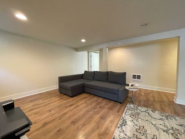 Building Photo - Fantastic Lower Duplex Unit with Washer/Dr...