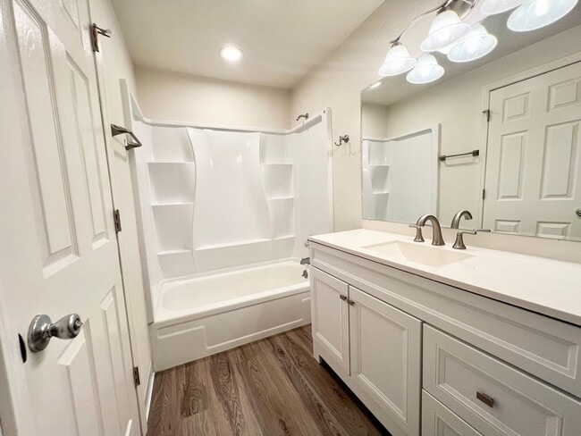 Building Photo - 2 Bed 1 Bath Apartment in Lake Oswego!