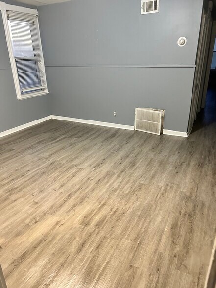 Building Photo - 18 John St