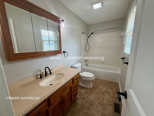 Building Photo - 2421 NE Carousel Cir