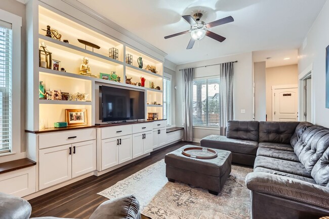 Building Photo - Gorgeous 4 bedroom/3.5 bath in highly desi...