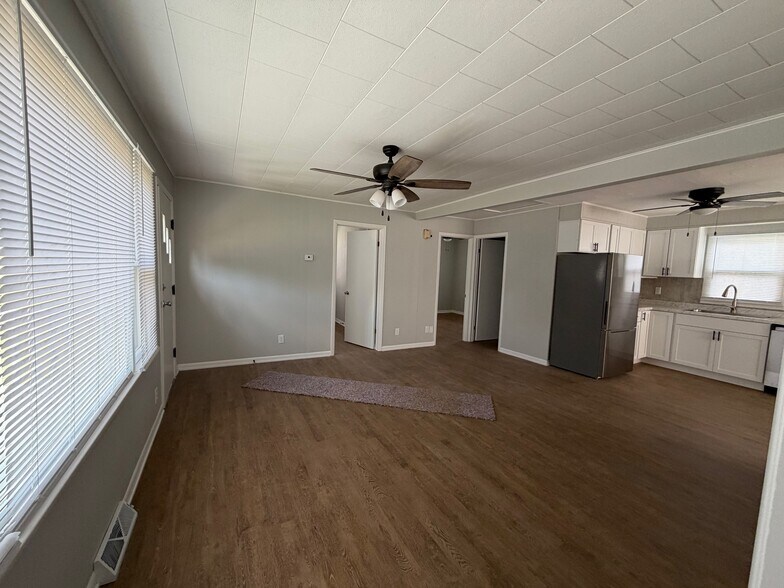 Building Photo - 907 Merrill Ave