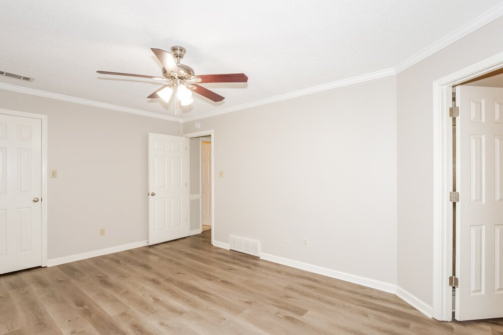 Building Photo - 2418 Lake Edge Dr