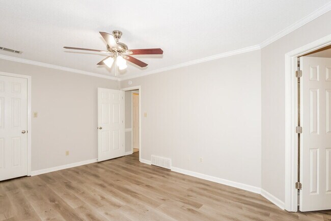 Building Photo - 2418 Lake Edge Dr