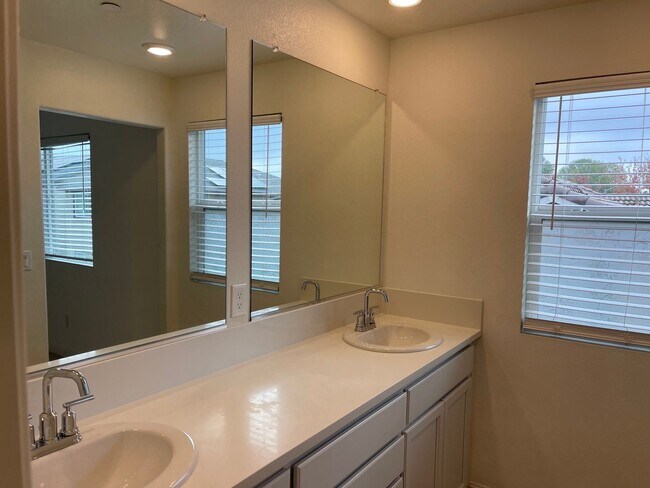 Building Photo - Modern 3 bedroom home in Gated Community