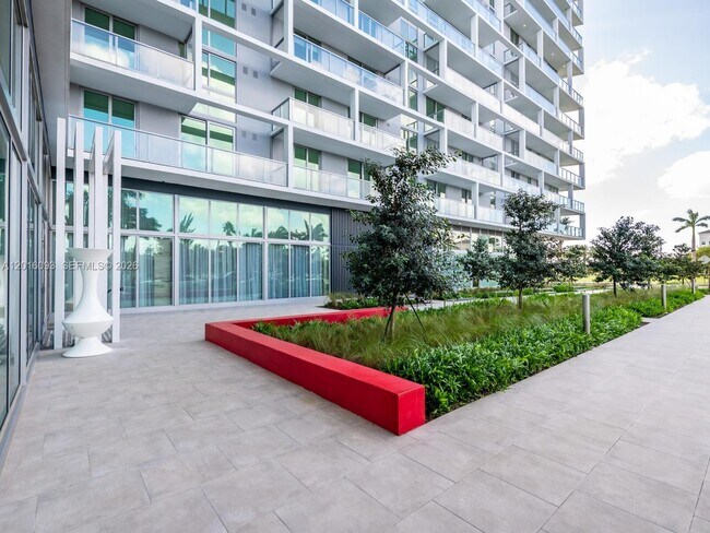 Building Photo - 2000 Metropica Wy