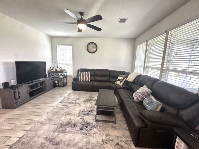 Building Photo - 5027 Hickory Deer Ln