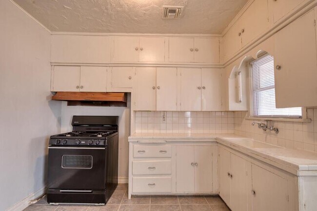 Building Photo - 1132 St Clair Ave