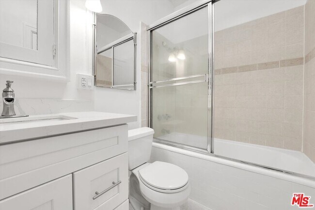 Building Photo - 858 1/2 S Gramercy Pl