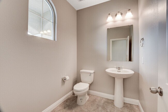 Building Photo - Stylish 3-Bedroom Home with Upgraded Kitch...