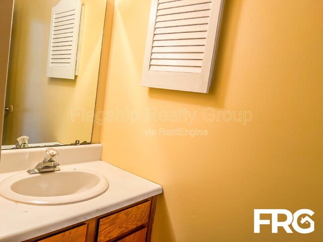 Building Photo - 100 Kristin Dr