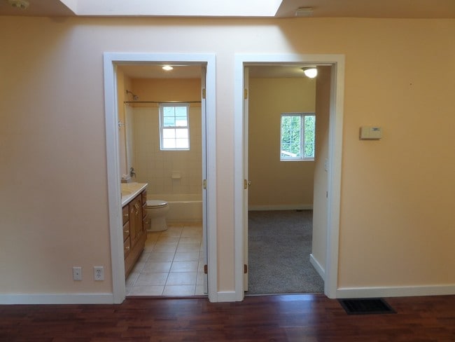 Building Photo - Super Cute & Renovated 3-Bedroom Cottage i...
