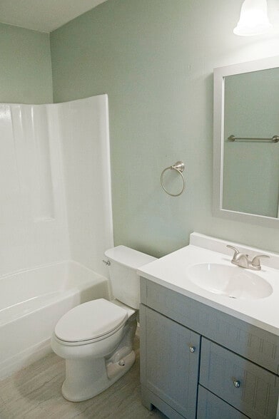 Bathroom - 409 Erskine St