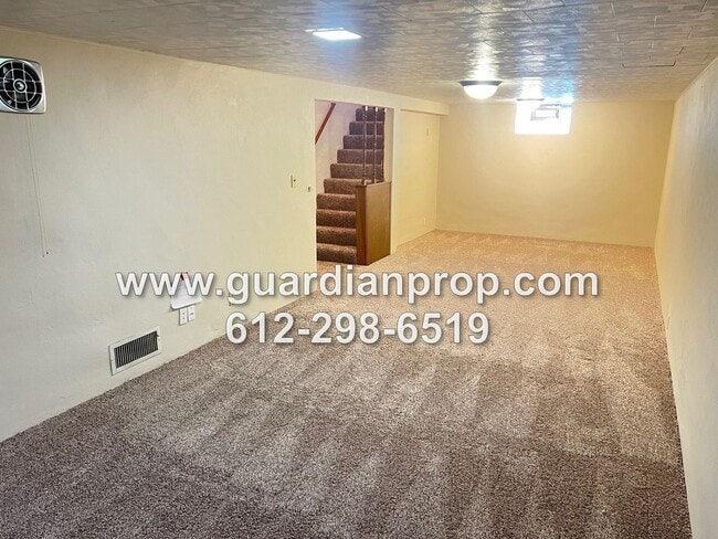 Building Photo - Shoreview House Available September 1st, U...