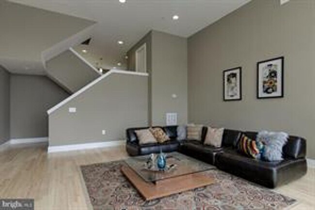 Building Photo - Manayunk Townhome with 2 Car Parking