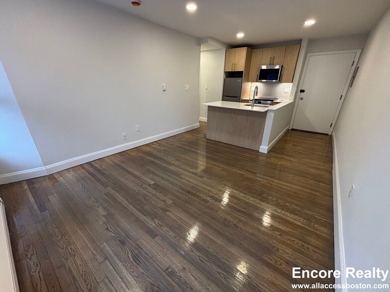 Building Photo - 531 Beacon St