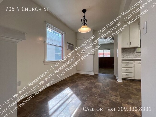 Building Photo - 705 N Church St