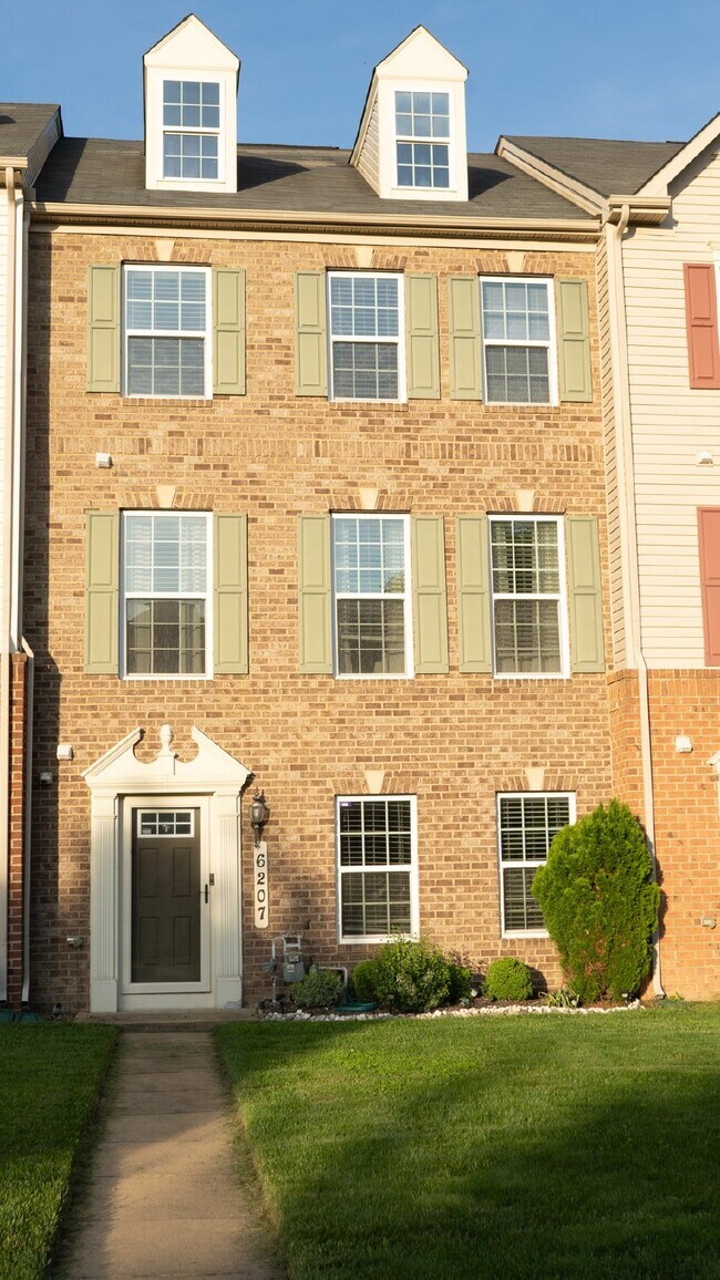 Modern 3 Level Townhome with 2 Car Garage 6207 Halsted Ave Capitol